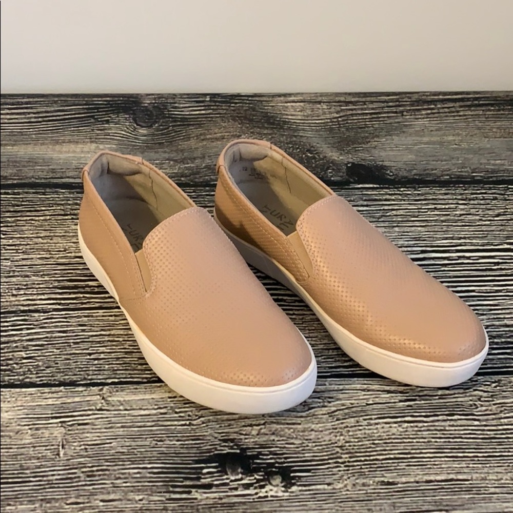NATURALIZER Slip on sneakers 7.5